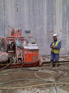 Maquina serrucho en cantera de Mármol